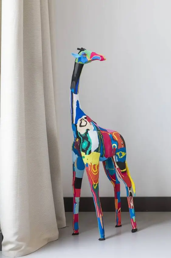 Girafe en tongs recyclées